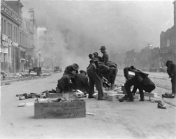Soldiers looting 1906 fire