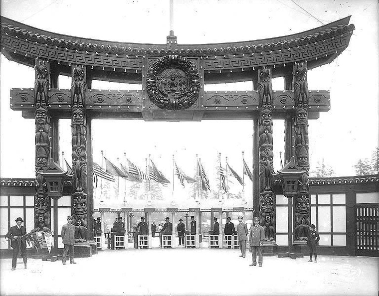 Torii_gate_at_south_entrance%2C_Alaska_Yukon_Pacific_Exposition%2C_Seattle%2C_1909_%28AYP_174%29.jpeg