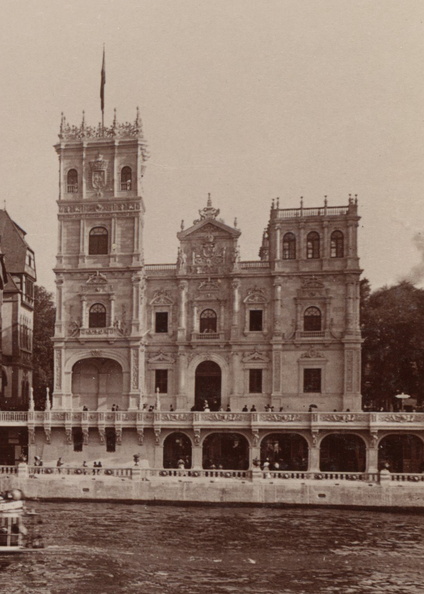 La_Rue_des_nations%2C_Exposition_Universelle_1900_%28cropped%29._Pavillon_royal_de_l%27Espagne.jpg