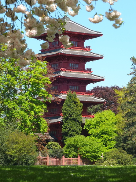 Laken_Japanese_Tower_from_Palace_Gardens_04.jpg