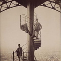 Gustave Eiffel posant au sommet de la tour