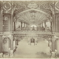 Gezicht in tentoonstellingszaal van de Wereldtentoonstelling van 1889 in Parijs Exposition Universelle de 1889 %28titel op object%29%2C RP-F-F16653